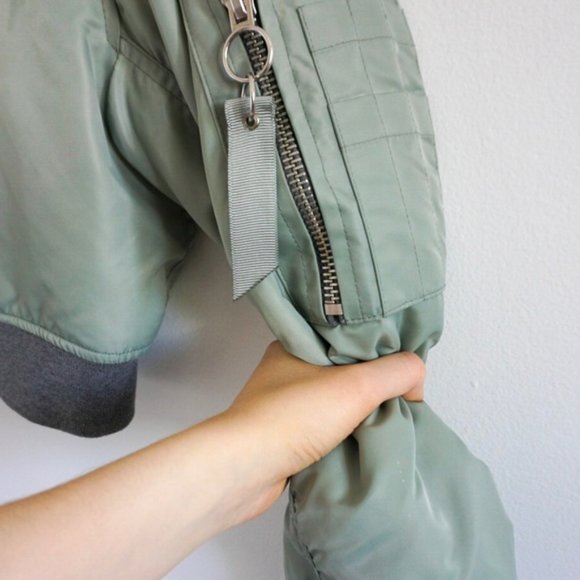 Cropped Puffer Bomber - Picture 4 of 8